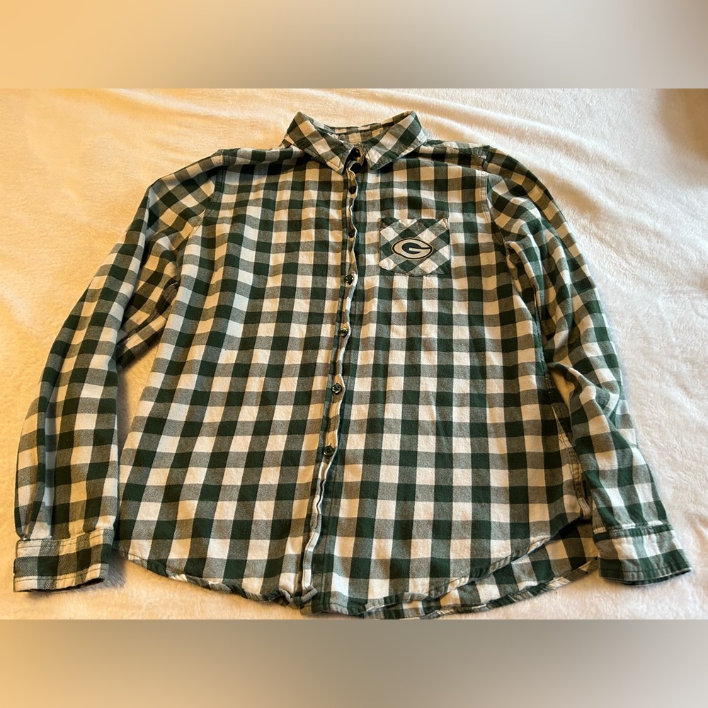 NFL Juniors Collection button down Green Bay Packers shirt. Teen size XL (15/17)